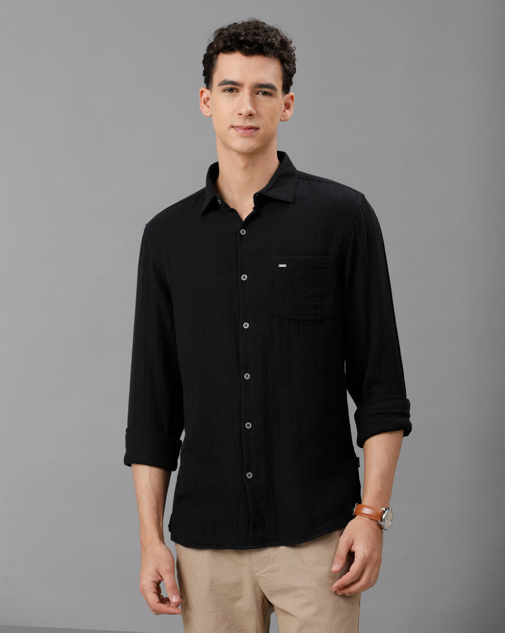 IDENTITI Men Slim Fit Regular Collar Solid Shirt In Black.