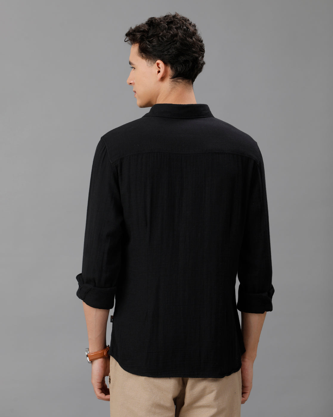 IDENTITI Men Slim Fit Regular Collar Solid Shirt In Black.