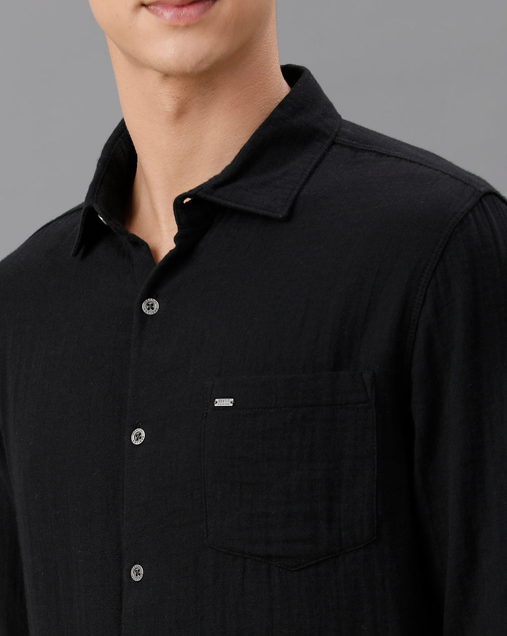 IDENTITI Men Slim Fit Regular Collar Solid Shirt In Black.