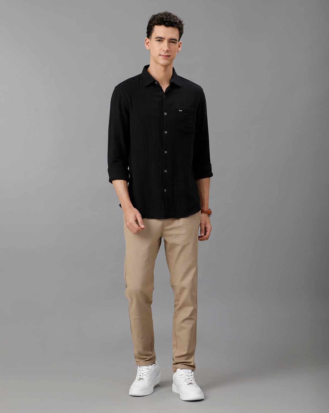 IDENTITI Men Slim Fit Regular Collar Solid Shirt In Black.