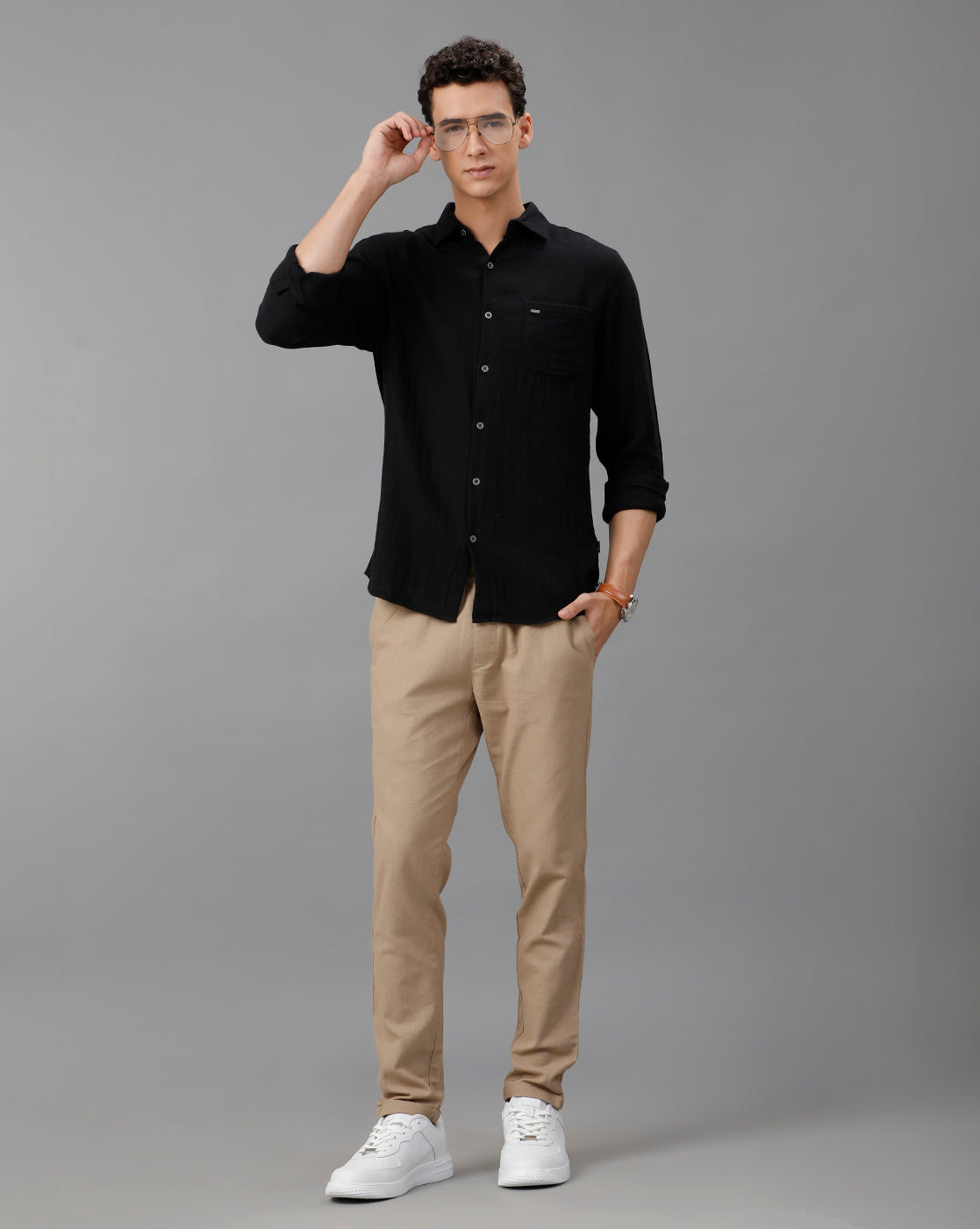 IDENTITI Men Slim Fit Regular Collar Solid Shirt In Black.