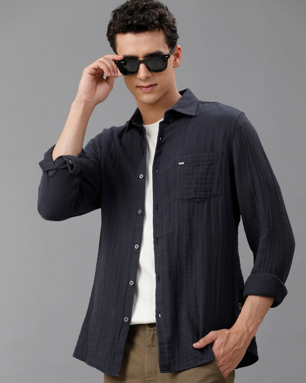 IDENTITI Men Slim Fit Regular Collar Solid Shirt In Navy.