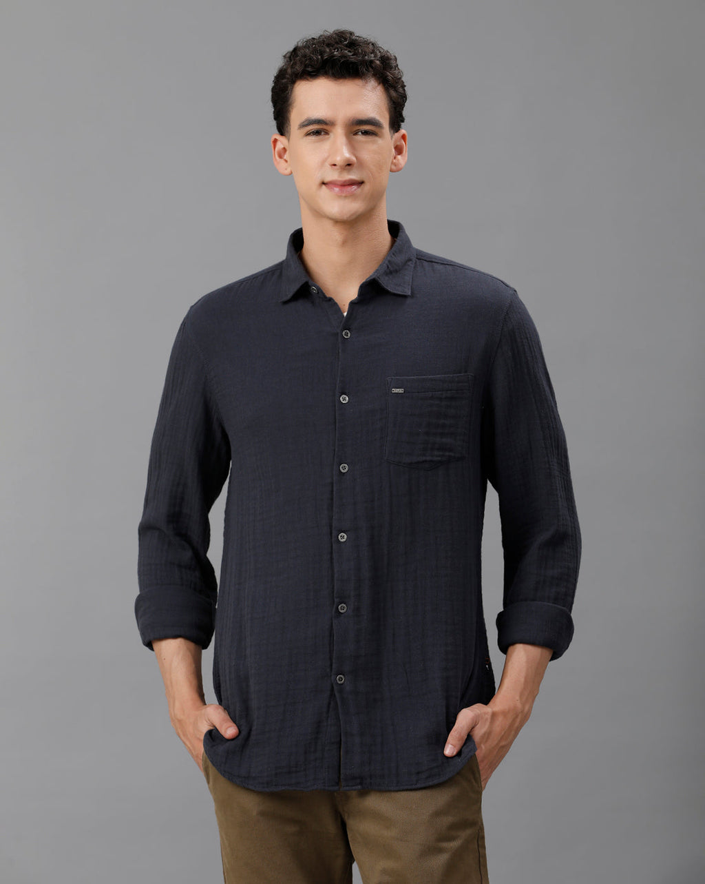 IDENTITI Men Slim Fit Regular Collar Solid Shirt In Navy.