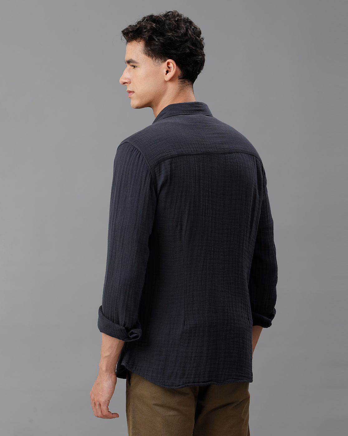 IDENTITI Men Slim Fit Regular Collar Solid Shirt In Navy.