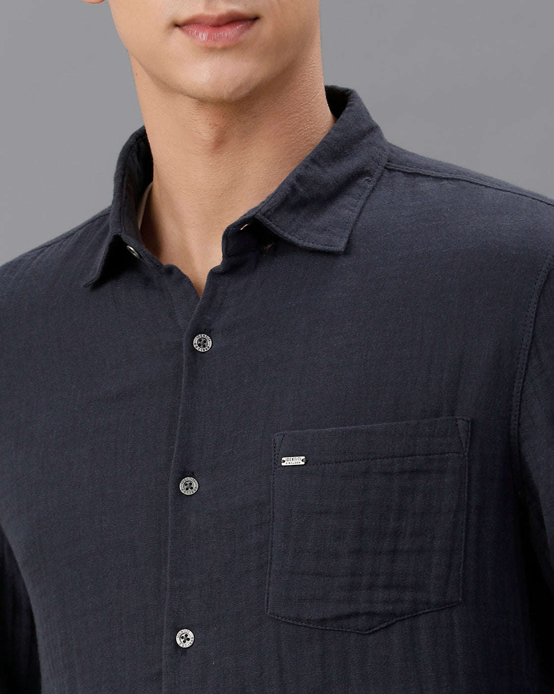 IDENTITI Men Slim Fit Regular Collar Solid Shirt In Navy.