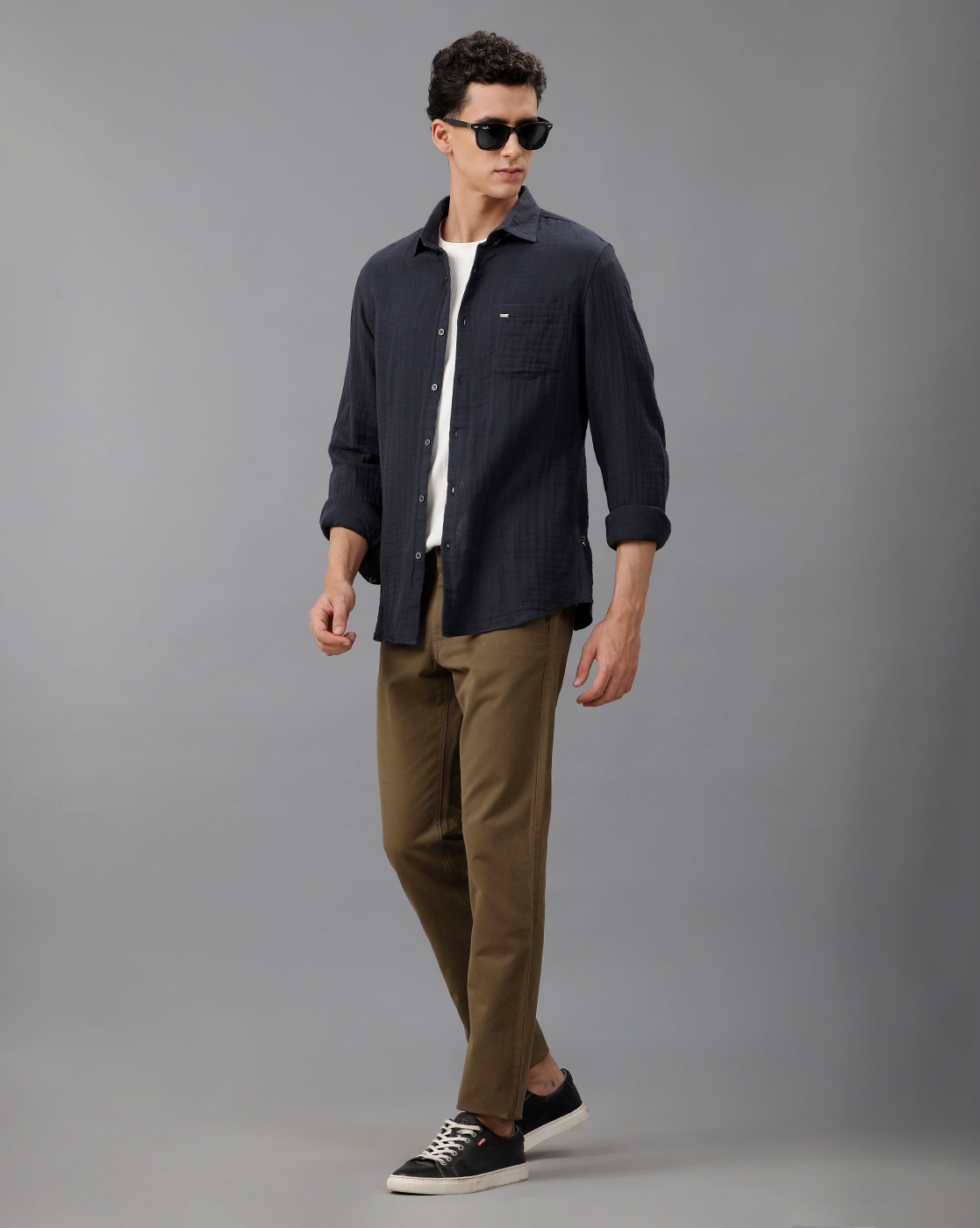 IDENTITI Men Slim Fit Regular Collar Solid Shirt In Navy.