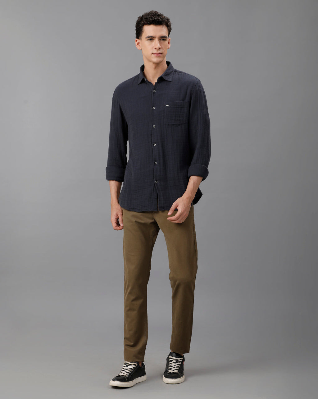 IDENTITI Men Slim Fit Regular Collar Solid Shirt In Navy.