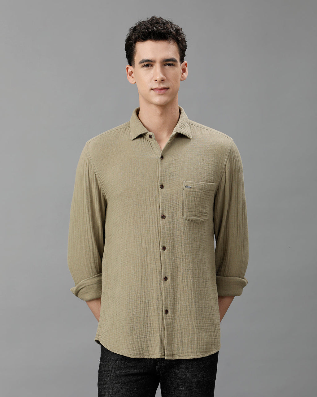 IDENTITI Men Slim Fit Regular Collar Solid Shirt In Green.