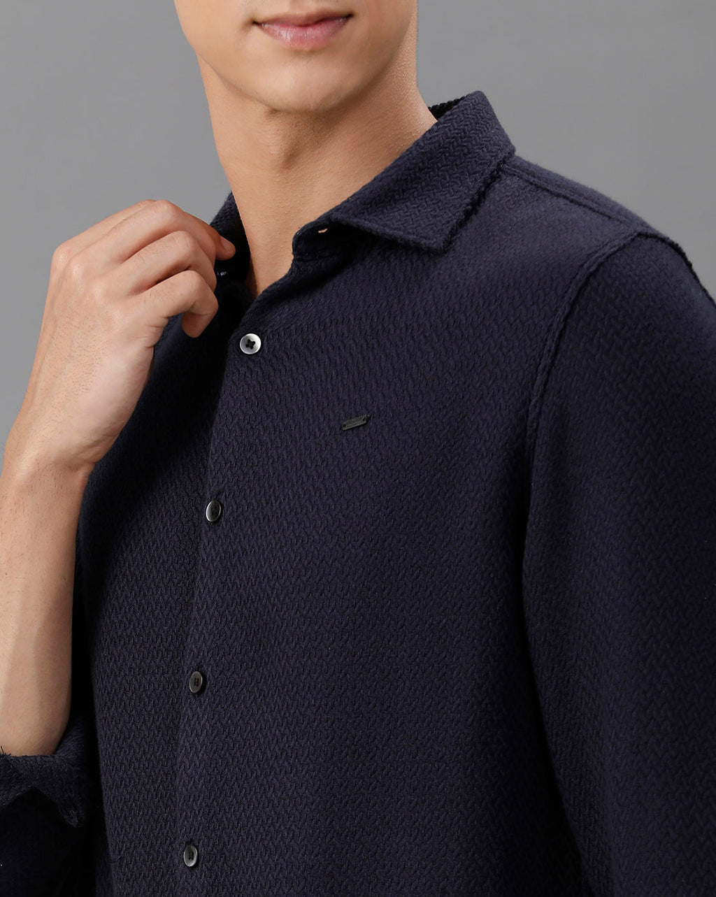 IDENTITI Men Slim Fit Regular Collar Solid Shirt In Navy.