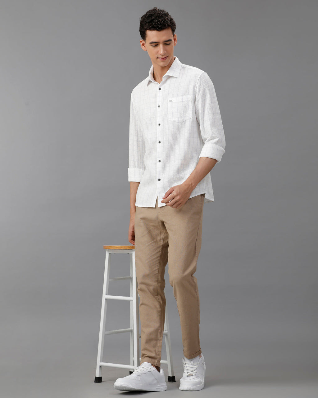 IDENTITI Men Slim Fit Regular Collar Checked Shirt In white.