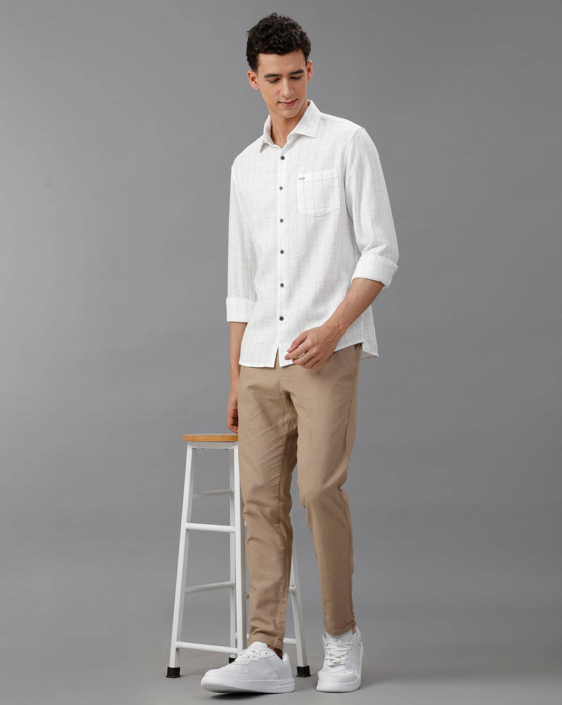 IDENTITI Men Slim Fit Regular Collar Checked Shirt In white.